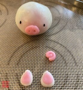 Auntie Emilys Kitchen-Snowy Mooncake-Pig-Step15