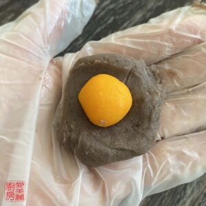 Auntie Emilys Kitchen-Snowy Mooncake-Pig-Step2
