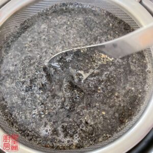 Auntie Emilys Kitchen-Black Sesame Rolls-Step 4