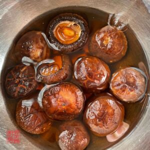 Auntie Emilys Kitchen-Clay Pot Pork Patty Rice-Step 1